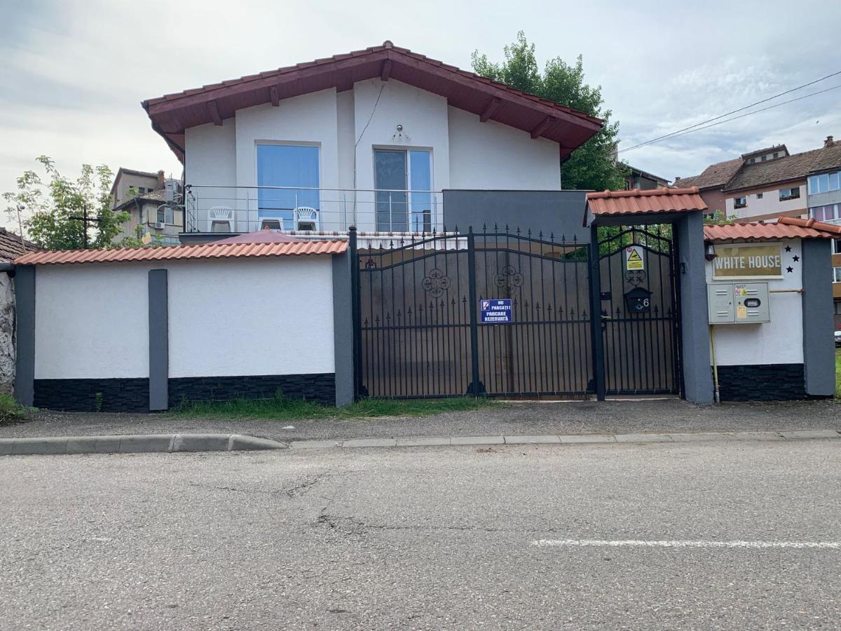White House Guest House Хунедоара Экстерьер фото